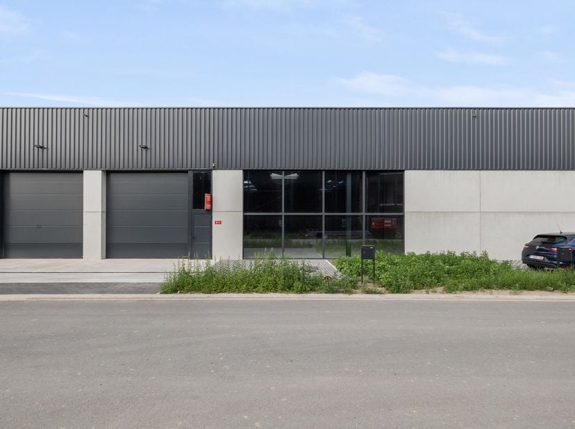 In een goed bereikbare bedrijvenzone te Oostkamp bevindt zich deze casco nieuwbouw KMO-unit van 495m². De unit biedt een praktische en kwalitatieve ru