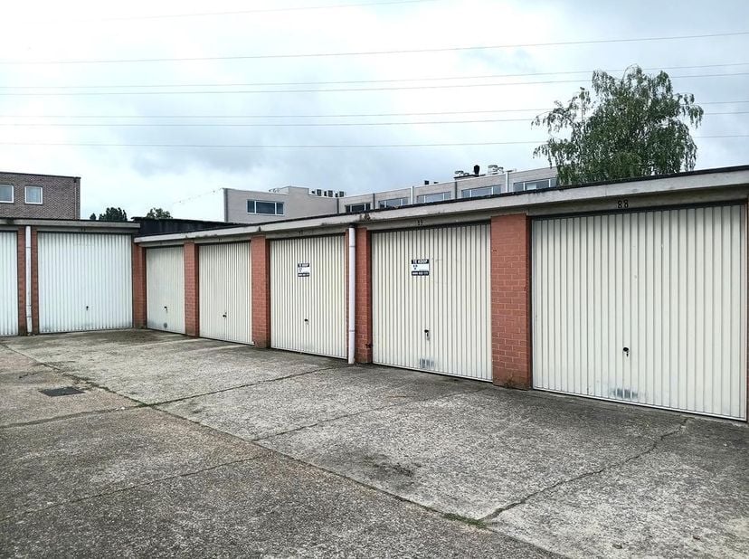 In de draaiboomstraat te Wommelgem staan 2 garageboxen te koop.<br />
Garagecomplex achter appartementsgebouw gelegen Draaiboomstraat met inrit tussen
