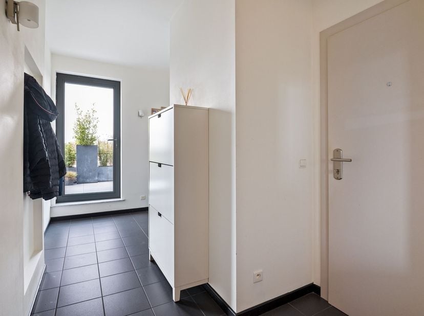 Ligging: Dit penthouse is ideaal gelegen aan de levendige Bredabaan, in het hart van Brasschaat. U bevindt zich op wandelafstand van winkels, horeca,