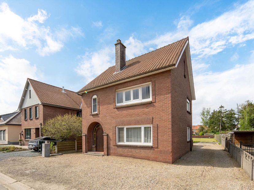 Deze charmante vrijstaande woning is gelegen op een perceel van 9are14ca. De woning beschikt over 3 ruime slaapkamers en kan volledig naar eigen smaak