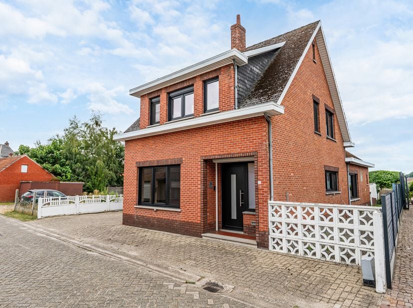 Vrijstaande gezinswoning met 3 slaapkamers, garage, grote afgesloten oprit en zonnige tuin op 7 are<br />
Bent u op zoek naar een betaalbare vrijstaan