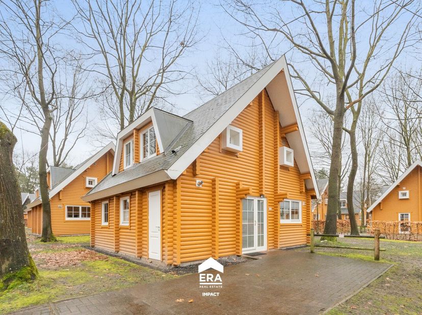 À vendre : maison individuelle à Zutendaal, située dans un parc de vacances verdoyant, à côté du Parc National Hoge Kempen. Cette propriété (construct