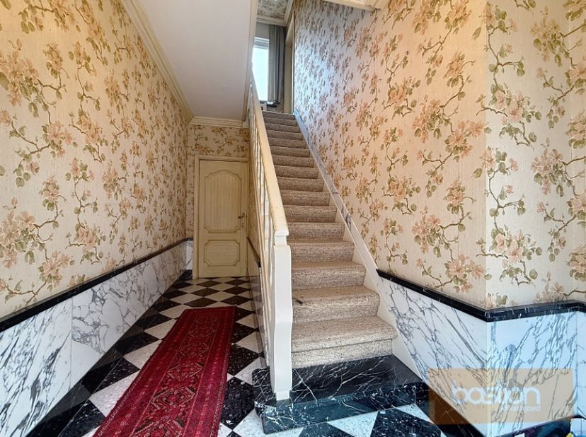 Ontdek deze te renoveren woning, ideaal gelegen in een serene omgeving. Deze mooie woning beschikt over de volgende indeling:<br />
<br />
Gelijkvloer