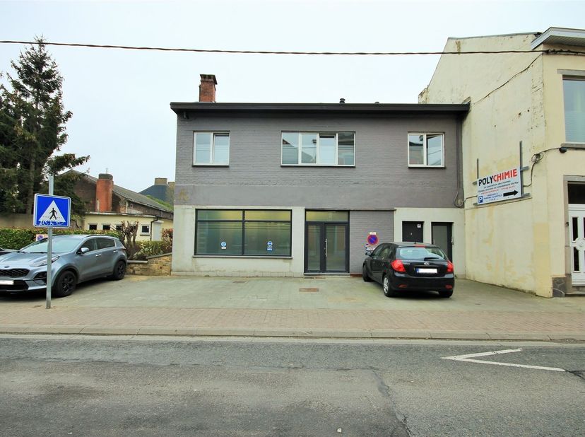 Entrepôt d’une superficie de 320m² (40m de long sur 8m de large).<br />
<br />
Accessible via une double porte en façade.<br />
<br />
Idéal pour