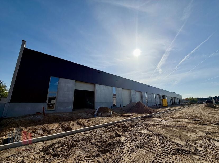 Nouvelle unité PME de 288 m² à vendre dans la nouvelle zone d’activités « STADSBEEMD ».&amp;nbsp;Des surfaces plus grandes sont également possibles.<br />