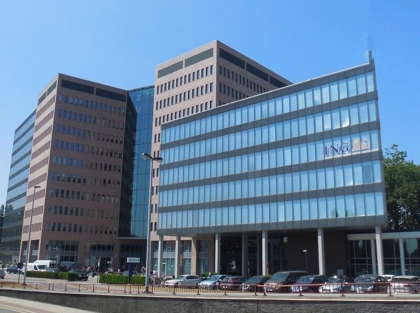 2136m² kantoorruimte op het gelijkvloers in Atrium gebouw<br />
Ligging: langs de belangrijkste invalsweg van Gent; aan de voet van afrit E40/E17; gra