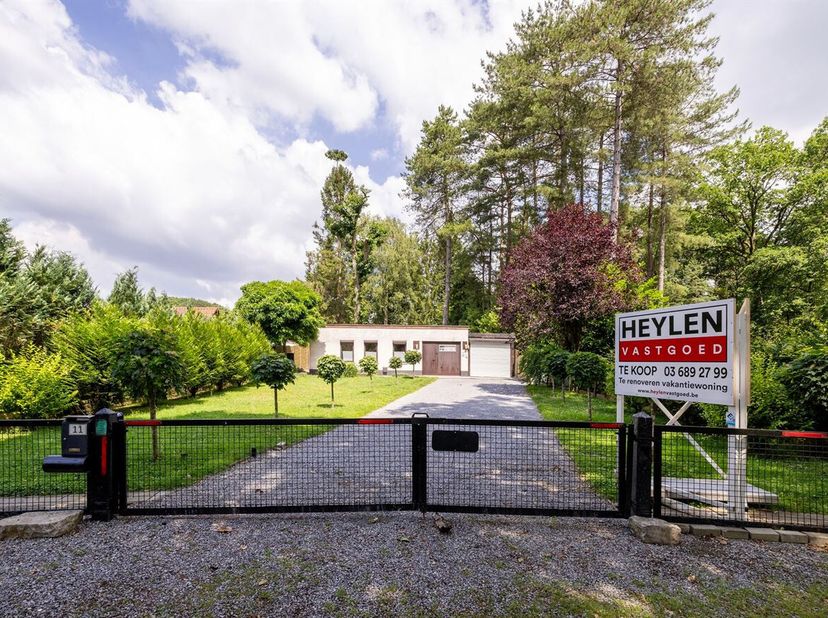 Maison de vacances à rénover sur un terrain de 553 m². Située dans un cadre calme et verdoyant à Westmeerbeek, avec toutes les commodités à proximité.