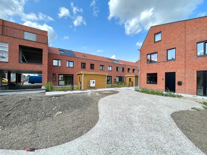 In woonproject 'Francar' staat deze energiezuinige en top afgewerkte woning te huur; Er is een ingang via de parking naar de achtertuin alsook aan de