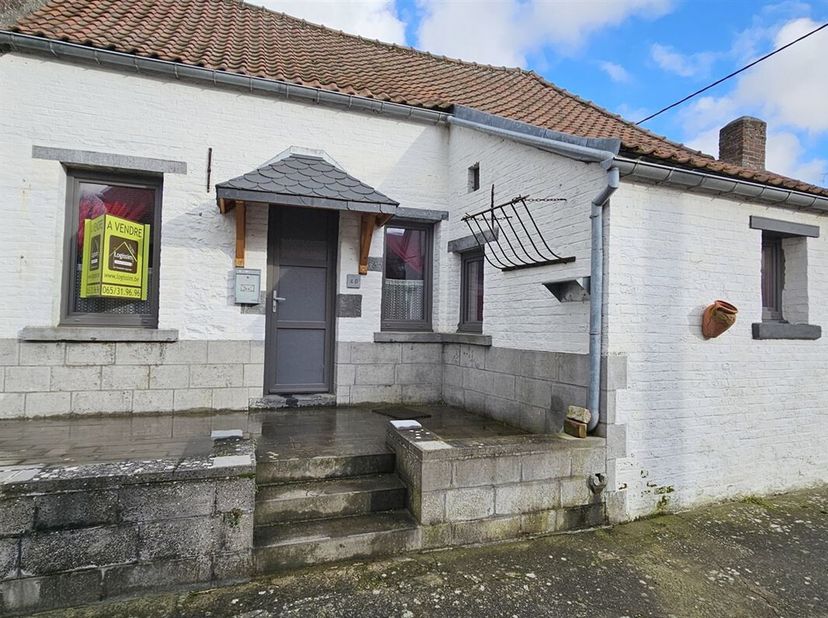 SOUS OPTION - PLUS DE VISITE - Prix: 110.000 euros, frais d'agence non inclus et à charge de l'acquéreur.<br />
Située non loin du bois, maison à rafr