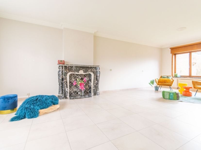 Deze te renoveren woning nabij het dorp van Balegem ligt op een perceel van 455 m² en biedt een bruikbare vloeroppervlakte van ongeveer 183 m² (zonder