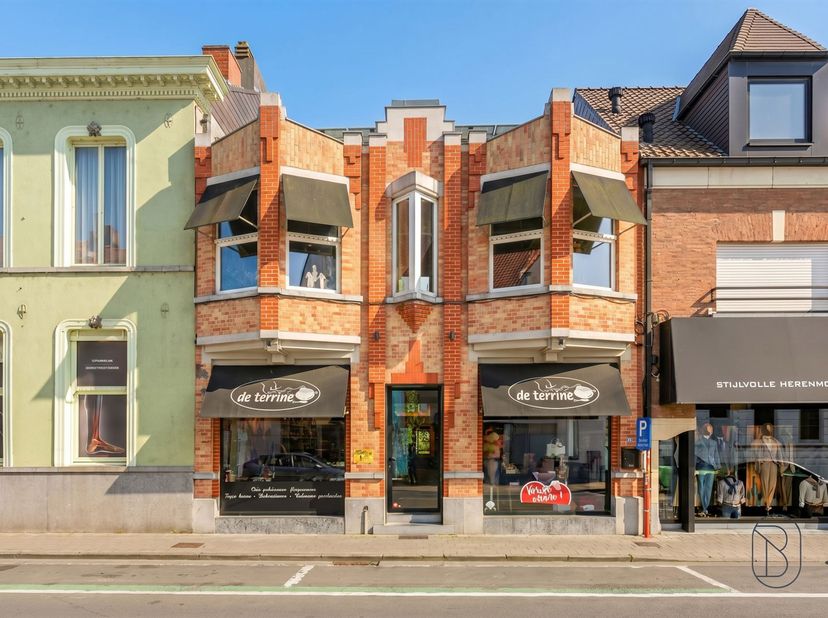 Unieke handelszaak op toplocatie met uitzonderlijke charme en karaktervolle gevel. <br />
Mogelijkheid bijkopen achterliggende nieuwbouwwoning (ideale