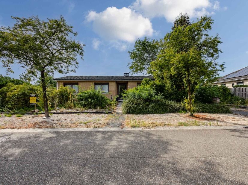 GELIJKVLOERSE WONING<br />
<br />
Volledig te renoveren gelijkvloerse woning op een perceel van 961 m² met tal van mogelijkheden.<br />
<br />
Gelijkv