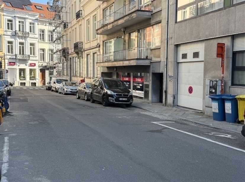 Idéalement situé dans un quartier prisé emplacement parking à proximité de la place Stéphanie et de l'avenue Toison d'Or offrant un accès rapide au ce