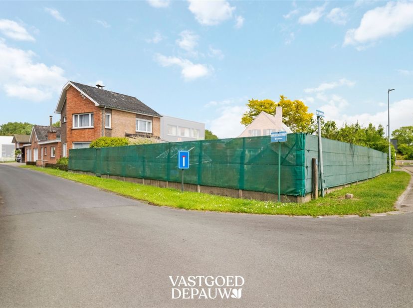Deze gezinswoning is gelegen in een doodlopende straat, op slechts enkele minuten van het centrum van Oostkamp en alle winkels en voorzieningen. De wo