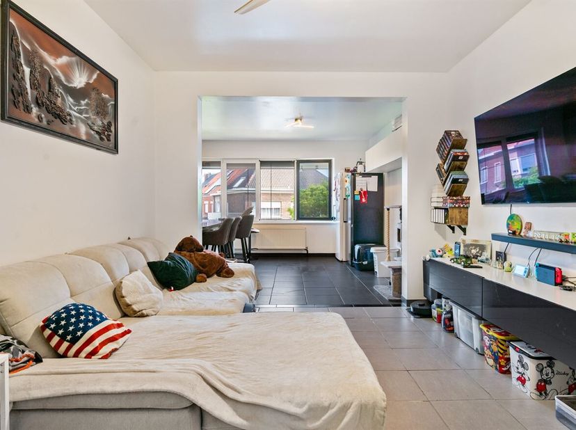 Ligging: Dit appartement is gelegen op een rustige locatie in Hoboken, met een vlotte verbinding naar de belangrijkste invalswegen. Winkels, openbaar