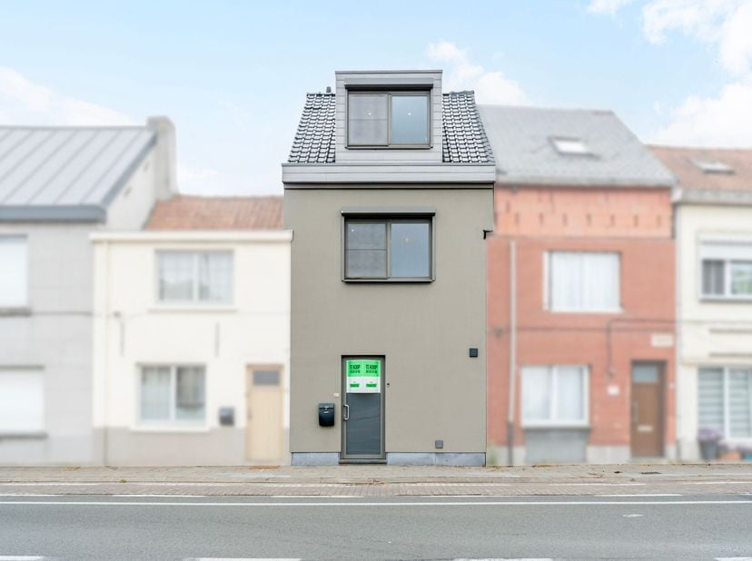 Midden in de dorpskern van Destelbergen wacht deze instapklare woning op haar nieuwe bewoners. Hier woont u met alles op wandel- en fietsafstand: wink