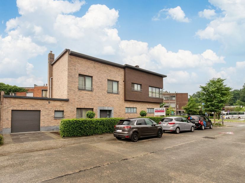 Deze riante en instapklare woning is gelegen in de Petrus De Beuckelaerlaan te Deurne, op een centrale maar rustige locatie.<br />
<br />
De woning