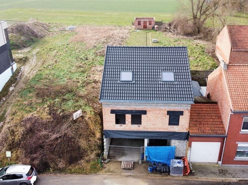 Verder af te werken ruwbouw met rustige ligging<br />
Deze ruwbouw in gesloten bebouwing treffen we aan in Opheers, een landelijke deelgemeente<br />