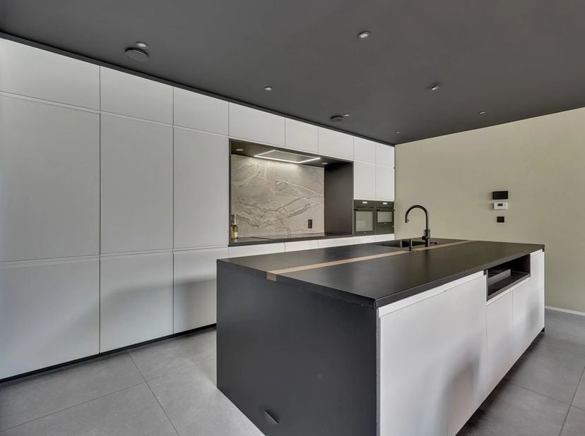 Gelegen in het rustige en landelijke Vliermaalroot bevindt zich deze moderne, gesloten bebouwing die luxe, ruimte, comfort en energiezuinigheid moeite