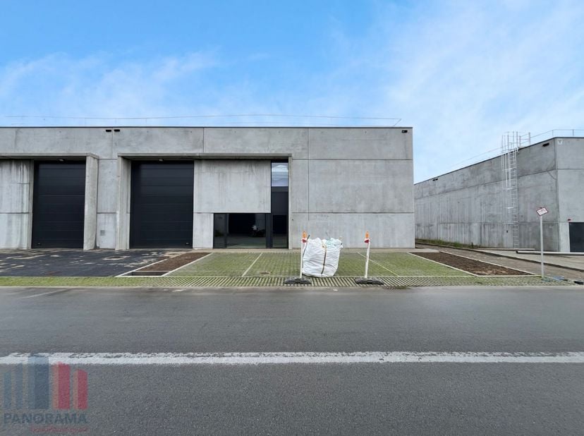 Fantastisch gelegen nieuwbouw KMO-unit, met zeer vlotte bereikbaarheid naar de E40. De opslagruimte heeft een oppervlakte van 300 m² en is uitgerust m