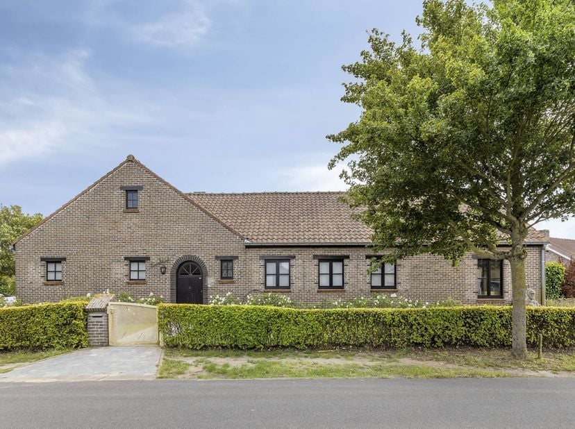 Deze ruime, recent gerenoveerde en opgefriste gelijkvloerse villa ligt residentieel en uiterst rustig op een royaal perceel van 1.266 m². Op wandelafs