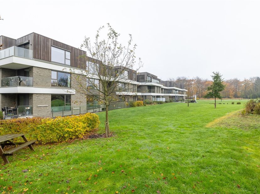 Deze prachtige assistentiewoning in Berlare biedt alles wat je nodig hebt voor een comfortabel en zorgeloos leven. Met een ruime tuin kan je optimaal