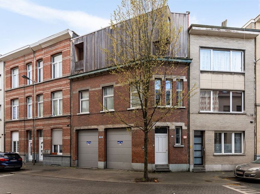 Bel-etage moderne et prêt à l'emploi (168m²) avec 3 chambres à coucher avec terrasse spacieuse (27m²) et 2 garages intérieurs dans un endroit calme à