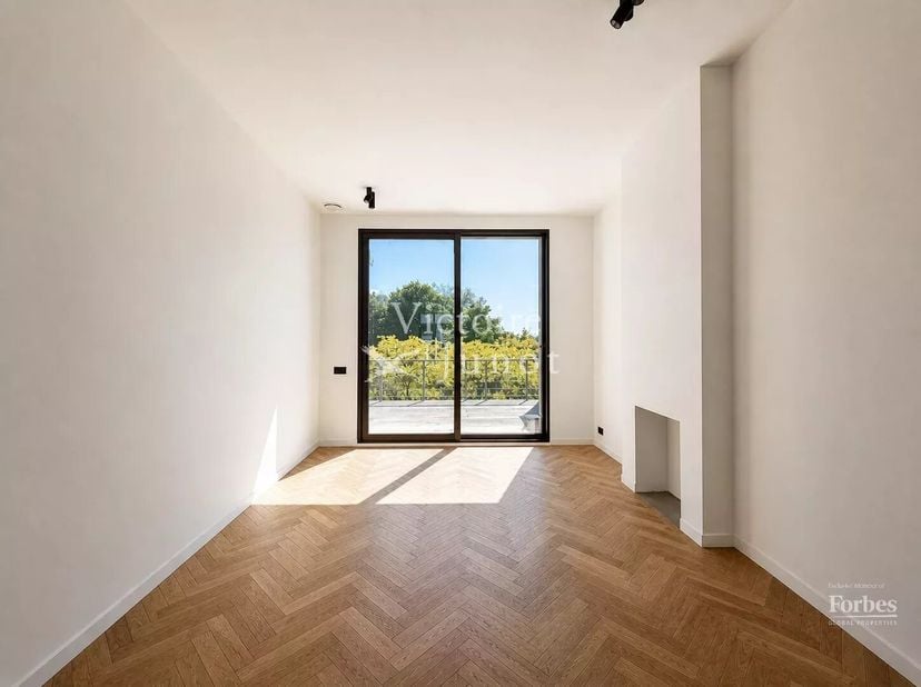 Victoire | Junot vous propose, idéalement situé entre Louise et Hôtel des Monnaies, cet élégant triplex au sein dune maison de maître, qui séduit par