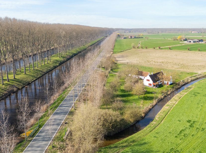 Het landhuis is gelegen langs de oevers van het Damse stuk van het Leopoldkanaal tussen de charmante polderdorpen Moerkerke en Oostkerke.<br />
De typ