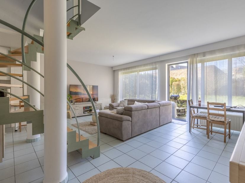 Ruime duplex appartement met twee slaapkamers, terras en tuin.<br />
Rustig gelegen aan de achterzijde van een recent en wel-onderhouden gebouw.<br />