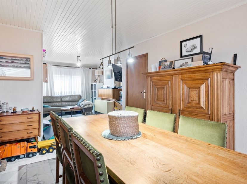 Charmante Te Renoveren Woning op Centrale Ligging in Niel<br />
<br />
Deze te renoveren woning is gunstig gelegen vlak bij het centrum van Niel, wi