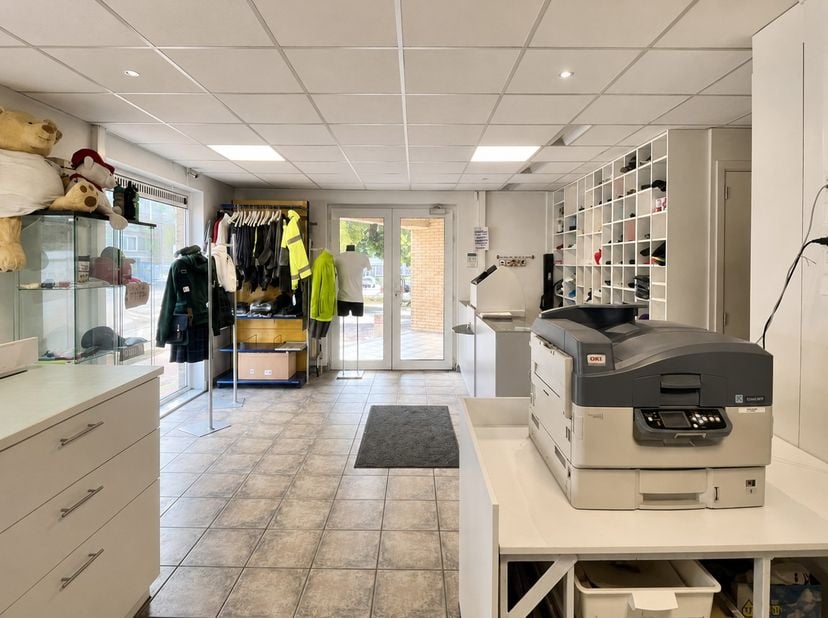 Deze mooie gelijkvloerse handelsruimte met veel lichtinval en een brede etalage, biedt veel opportuniteiten en geniet een centrale ligging aan de rand