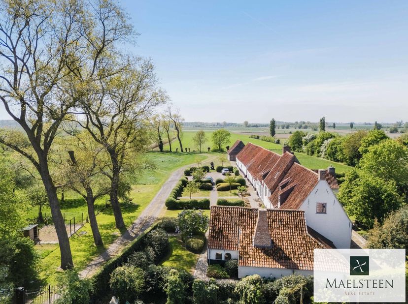 Monumentale hoeve ’t Land van Belofte, op een uiterst goede ligging met een vlotte verbinding naar alle invalswegen richting de kust en het binnenland