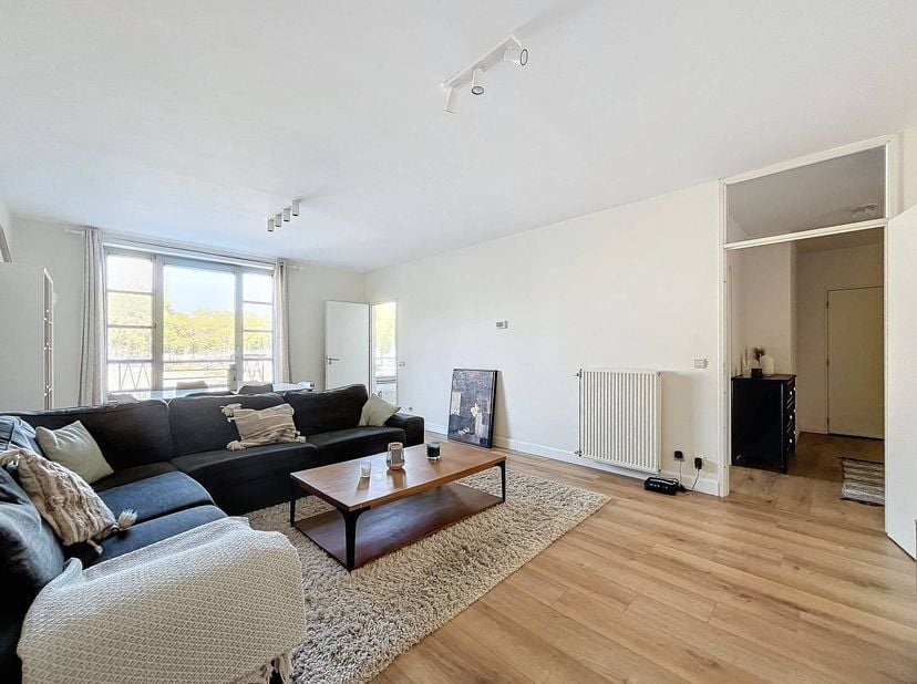 Tour&amp;Taxis : Prachtig appartement met 2 slaapkamers, ideaal gelegen langs het kanaal van Brussel. Dit pand van 110 m² biedt een uitzonderlijke levenss