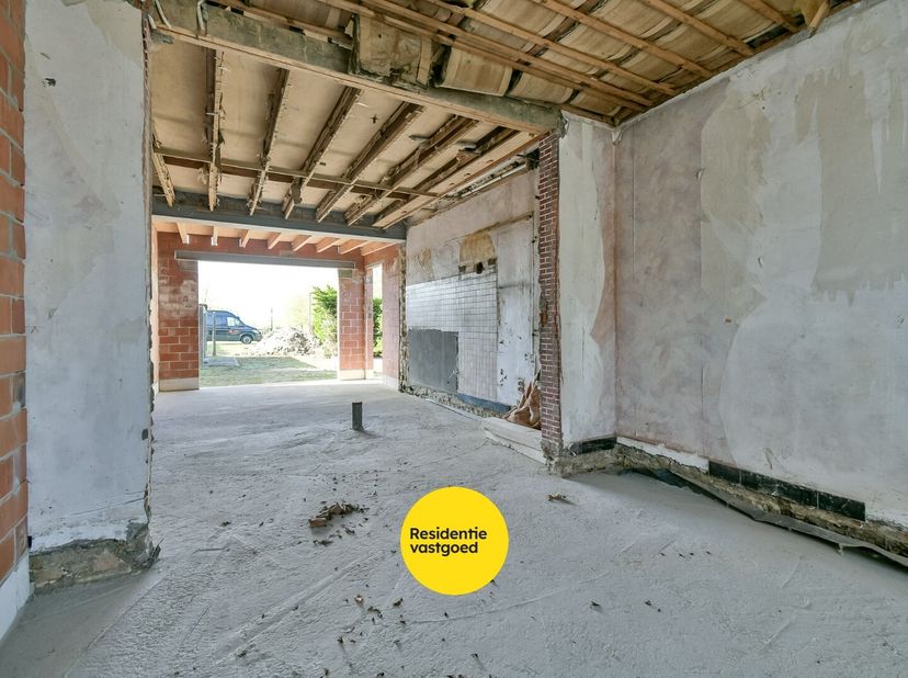 Welkom in deze woning gelegen in de Amersveldestraat 193 te Kortemark, een opportuniteit voor wie op zoek is naar een project dat volledig naar eigen