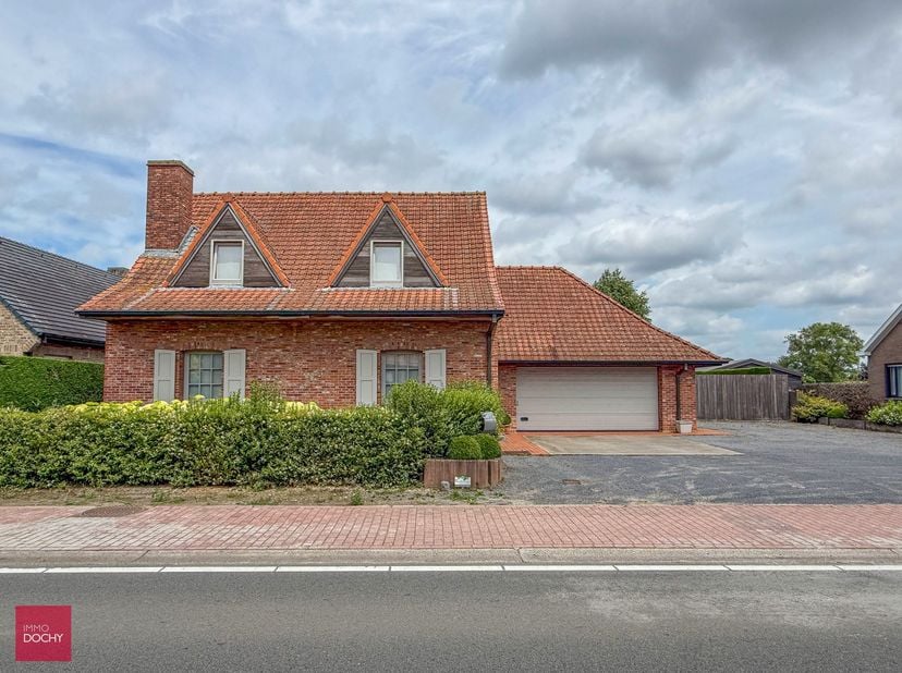 Karaktervolle eigendom bestaande uit een&amp;nbsp;inkomhall, living met open ingerichte keuken, 3 slaapkamers, badkamer, kelder, aangename private tuin me