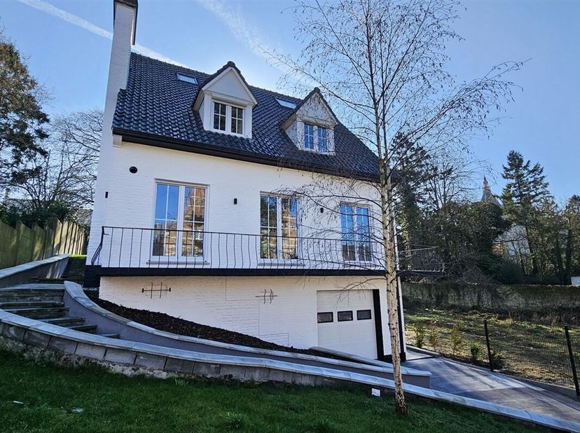 -SOUS-OPTION- PLUS DE VISITES Prix: Offre à partir de 399.500 euros, frais d'agence non inclus et à charge de l'acquéreur.<br />
Superbe villa entière
