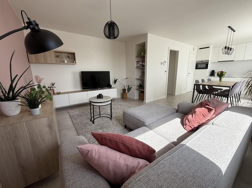 Rustig gelegen, energiezuinig en instapklaar appartement in hartje Sint-Niklaas met zuidgericht terras<br />
<br />
Troeven: <br />
<br />
- Energiezu