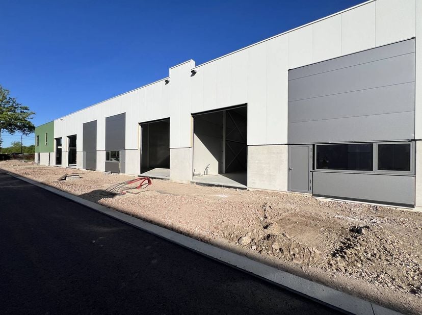 Cette unité PME récemment construite d'environ 216 m² fait partie du parc d'affaires vert de haute qualité de Kortessem, stratégiquement situé le long
