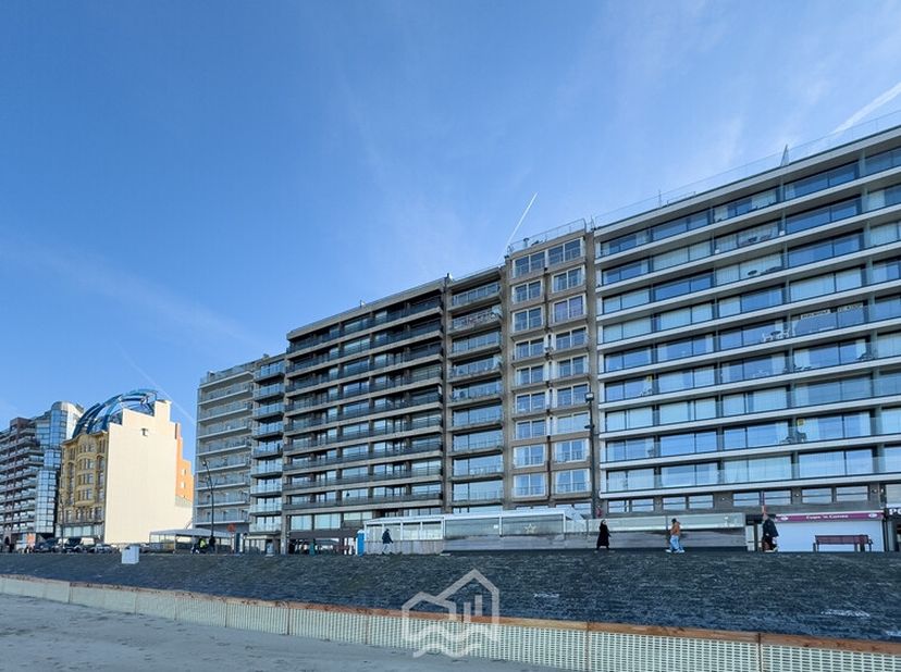 Zeer goed onderhouden tweeslaapkamerappartement in de residentie "Richelieu", centraal gelegen op de Zeedijk van Blankenberge, met frontaal zeezicht.