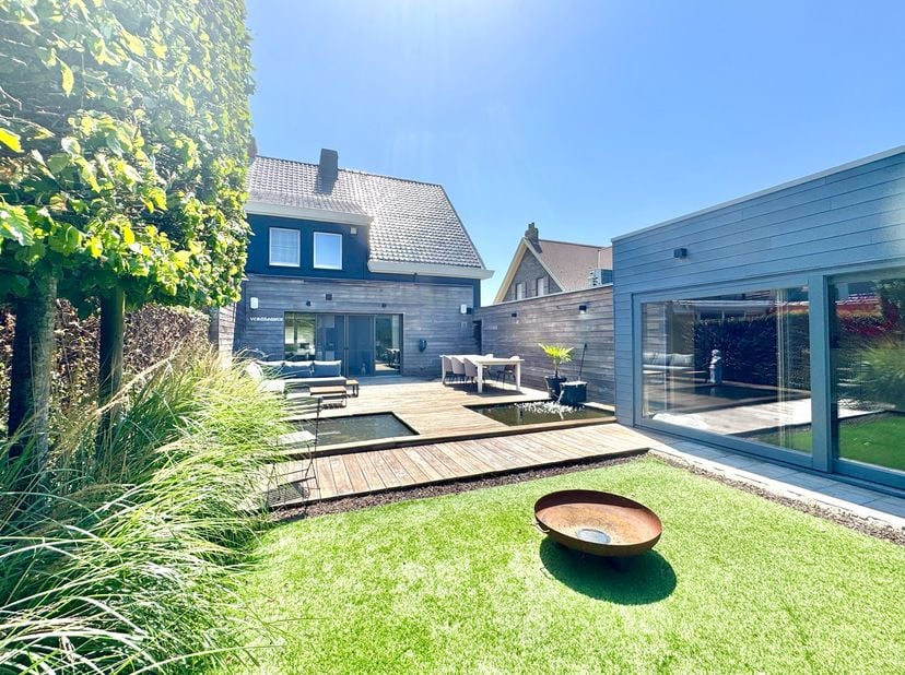 Goed gelegen halfopen woning met bijgebouw of bijhuis, op een perceel van 440 m² met ruime oprit, indeling: Inkom met gastentoilet en handwasser en tr
