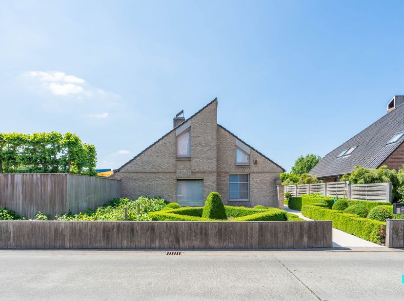 Prachtige alleenstaande woning, zongericht, te Izegem (Emelgem). Hoge afwerkingsgraad (kwalitatieve materialen) ,met veel ingemaakte kastruimten. <br