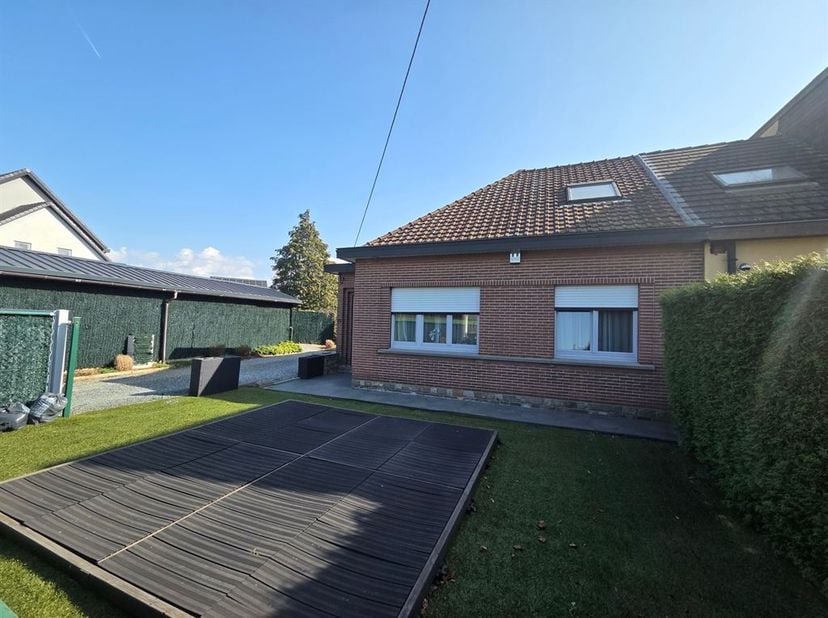 Deze verzorgde, knusse 3-gevelwoning geniet van een uitstekende ligging met vlotte verbindingen naar Brussel, nabij openbaar vervoer (bus en metro) en