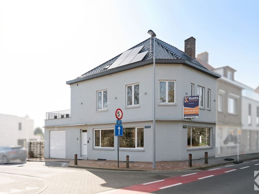 Maison gigantesque rénovée avec garage, grande terrasse et 19 panneaux solaires à Nieuwpoort<br />
<br />
Description de la maison<br />
Cette mais