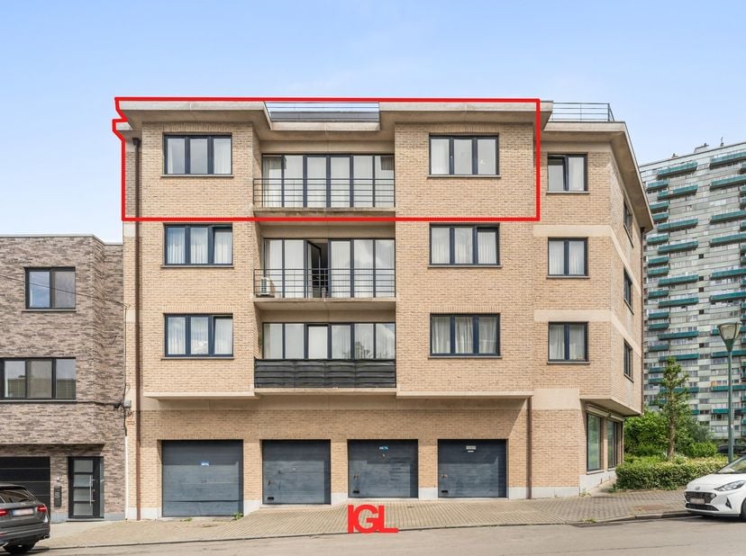 IGL stelt u dit ruime en lichtrijke appartement gelegen op de derde verdieping van een verzorgd gebouw in Sint-Jans-Molenbeek, aan de Carl Requettelaa