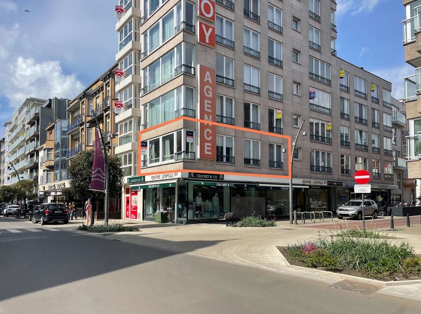 Voor meer informatie contacteer Michiel Debruyne op 0490 45 16 99.<br />
Dit modern hoekppartement mét extra slaaphoek bevindt zich in de Sloepenlaan