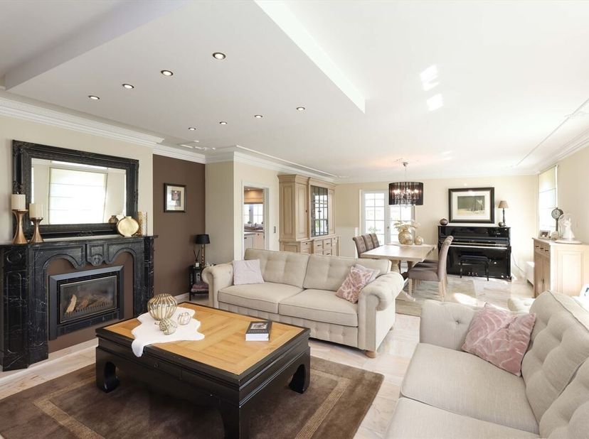 Exclusieve riante villa met verwarmd zwembad en poolhouse op een prachtig perceel residentieel en rustig gelegen<br />
Omgeving:<br />
+ Gelegen in ee