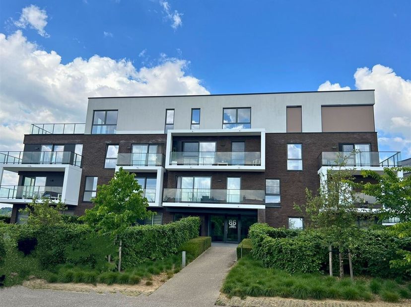 Vivre au bord du Stadstuin à Renaix, cest vivre dans la verdure, avec la ville à deux pas. Profitez dans cet appartement confortable dun séjour lumine
