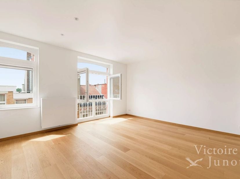 Victoire - Junot heeft het plezier u dit volledig gerenoveerde charmante triplex te presenteren, grondig gerenoveerd in een kleine mede-eigendom van 2