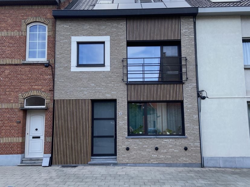 In de Boomkensstraat in Runkst (Hasselt) bevindt zich deze verzorgde, gerenoveerde rijwoning met een bewoonbare oppervlakte van 142 m² (volgens EPC).